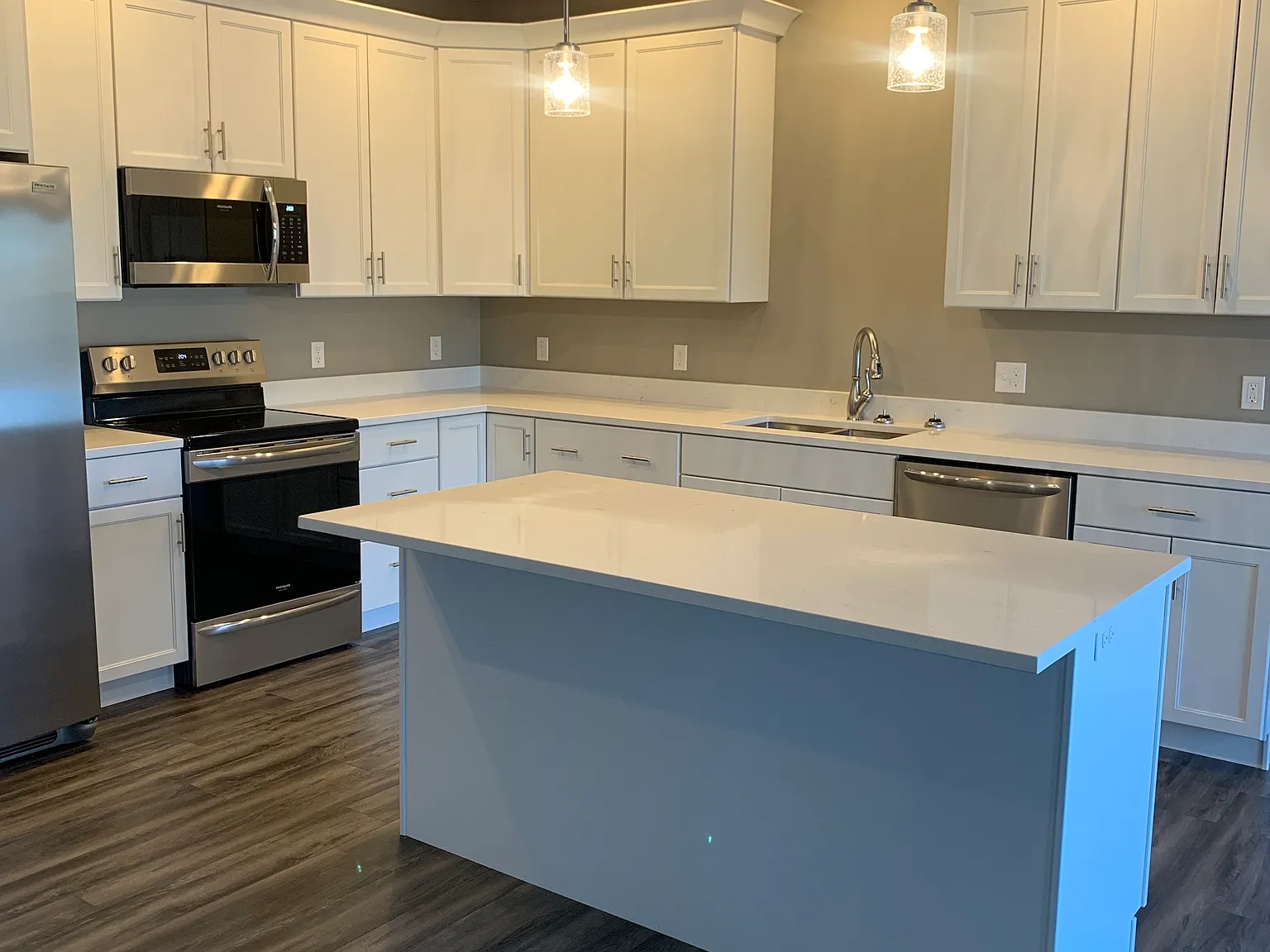 3 bed, 2500 sqft, $2,300 — Photo 2