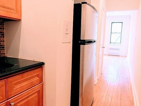 3rd image of 321 E 66th St APT 4A