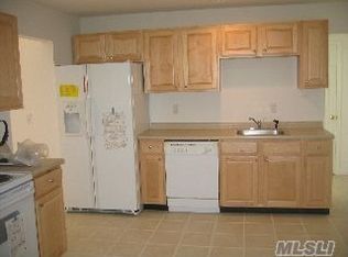 39 Rhoda Ave, Smithtown, NY 11787