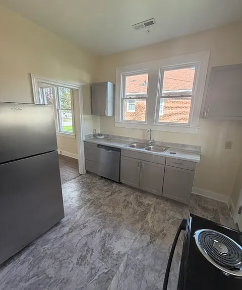 121 Richmond Ave — Photo 17