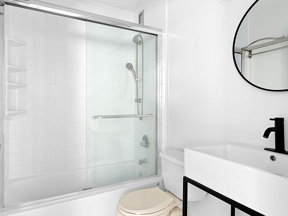 5th image of 301 E 45th St APT 17B