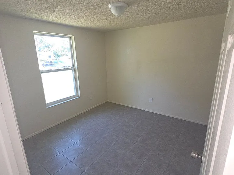 217 58th Ave E — Photo 5