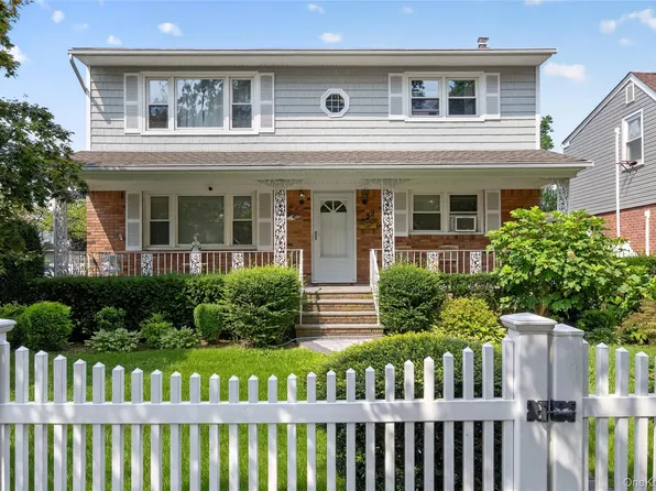 59 S Grand St, Westbury, NY