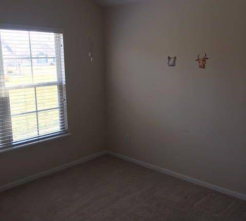 5th image of 846 Lambton Cir W