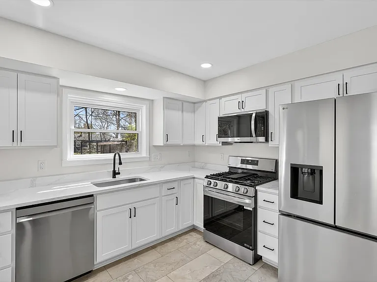 761 Elmwood Dr — Photo 3