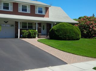 24 Robin Ln, Kings Park, NY 11754