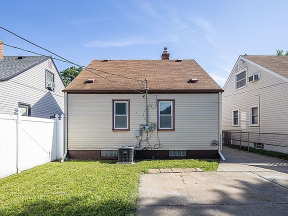 2nd image of 2043 Mill St