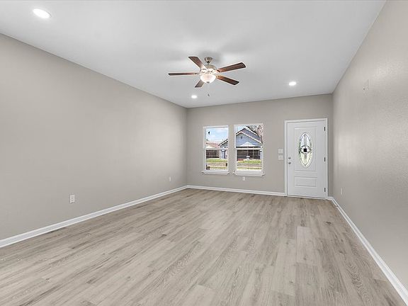 5th image of 804 N Chandler Dr