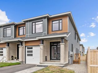 908 Clarkia St, Ottawa, ON K1T 0X9
