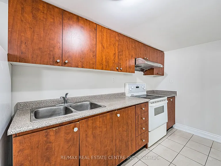 2 Milner Rd #BASEMENT — Photo 15