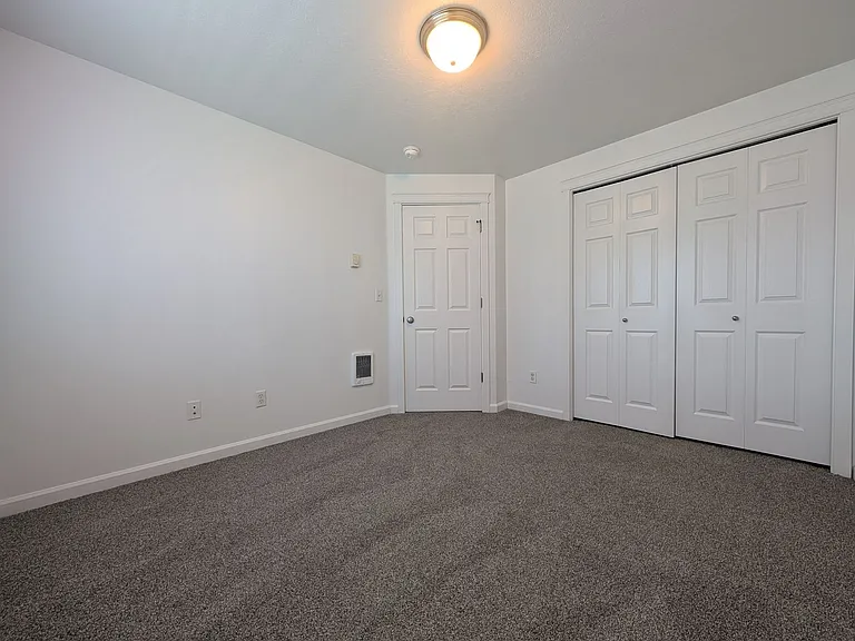 484 Helen St — Photo 19