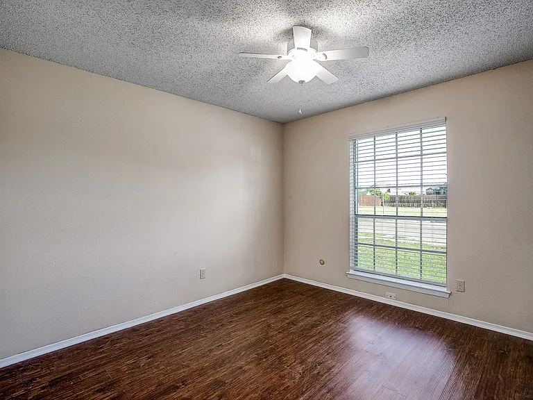 1717 Palisades Dr — Photo 7
