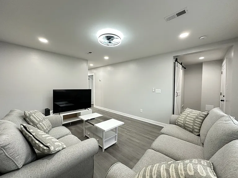 1937 W Grand Ave #3 — Photo 10