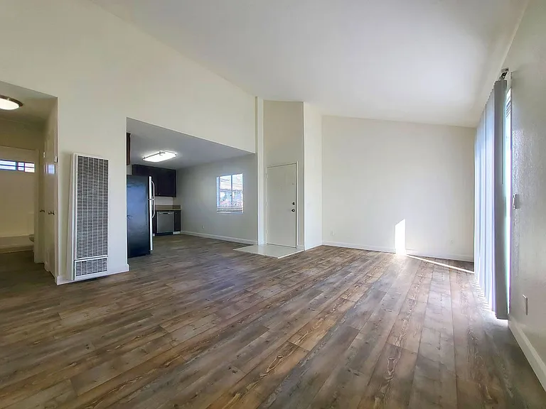 321 Hillside Ter — Photo 3