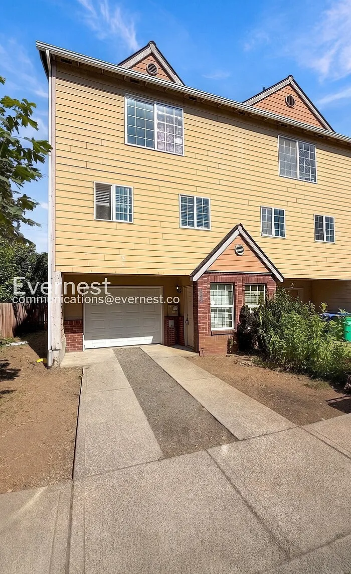 3 bed, 3.0 bath, 1260 sqft, $2,250 — Photo 2