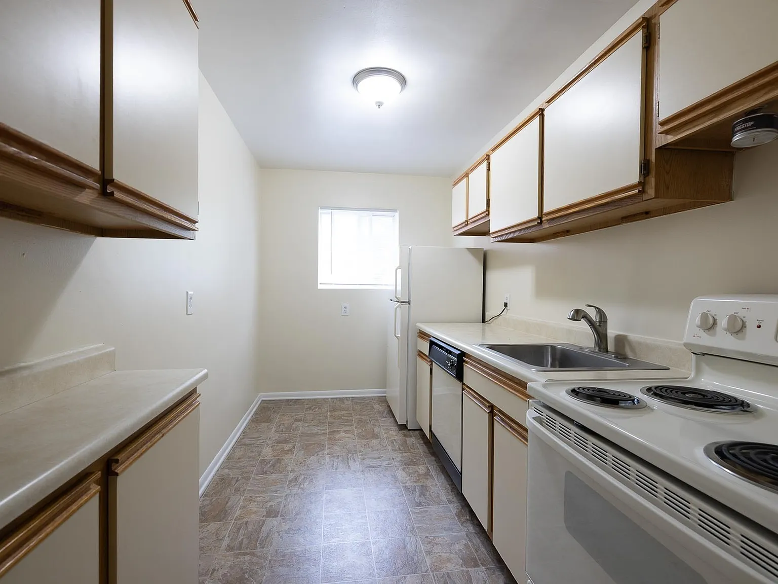 Pine Manor Apartments — Photo 1