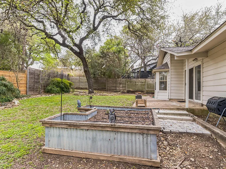 2203 Farnswood Cir — Photo 28