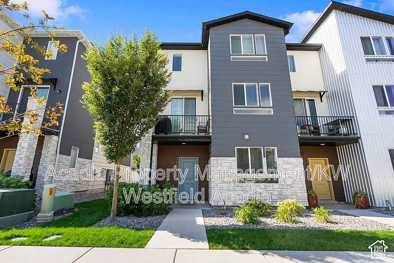 4 bed, 4.0 bath, 2050 sqft, $2,200 — Photo 2