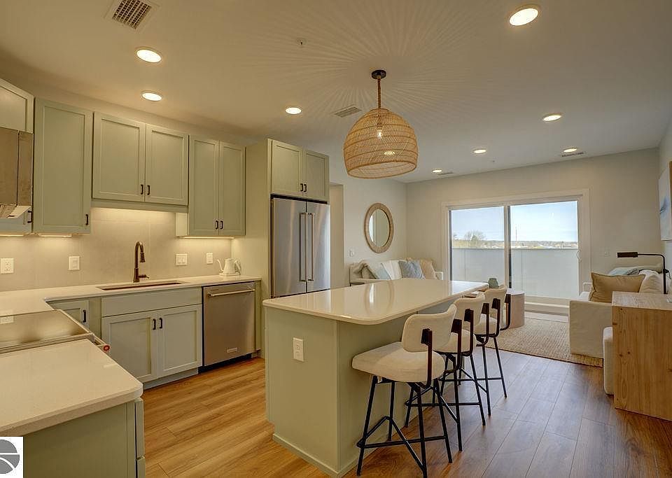 1st image of 714 Randolph St #413