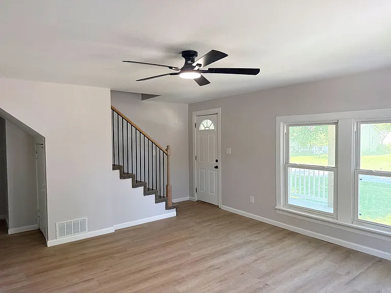 4748 Warnock Ave — Photo 6