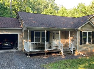 135 Rabbit Ct, Bushkill, PA 18324