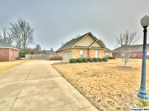 5th image of 210 Briarwood Dr