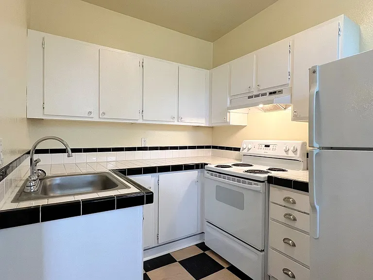 Marcella Apartments — Photo 29