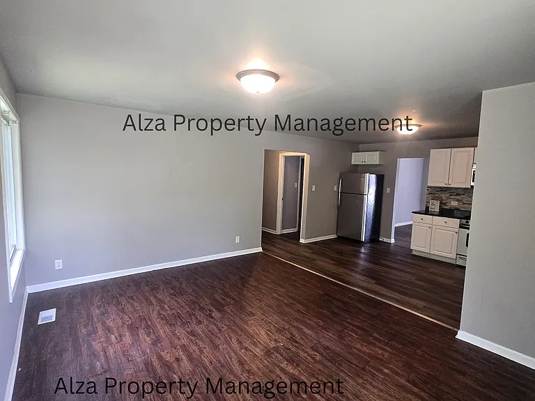828 Poplar Ln — Photo 3