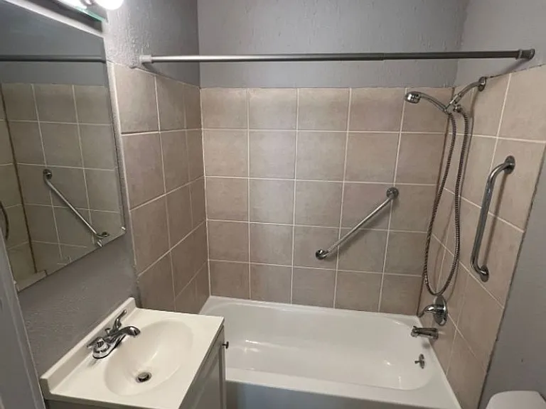 512 W Walnut St — Photo 12