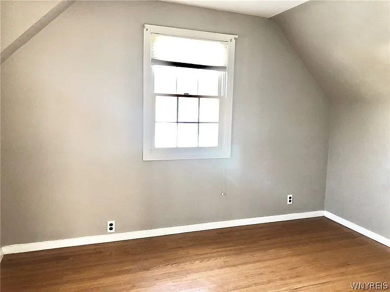 200 Koenig Rd — Photo 16