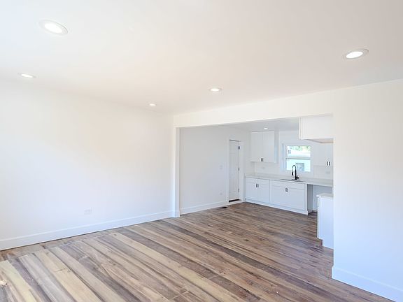 5th image of 10741 Mason Ave