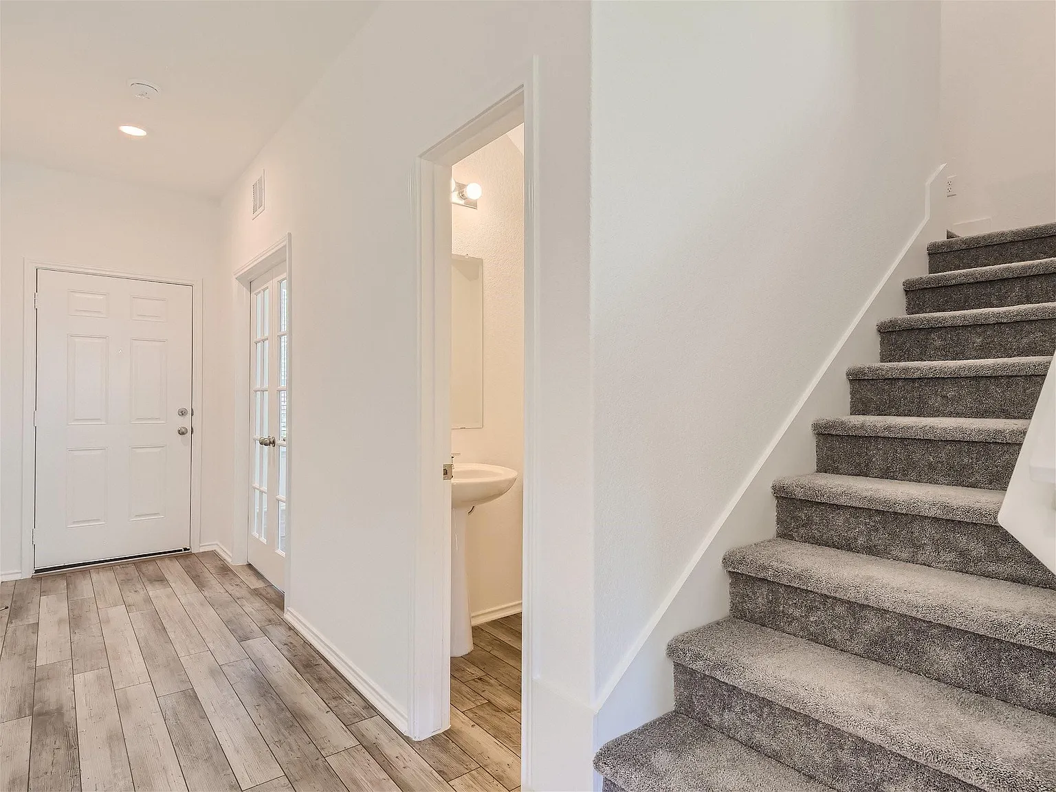 3 bed, 2.5 bath, 2081 sqft, $2,375 — Photo 4