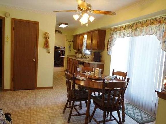 3rd image of 207 Foxmead Dr