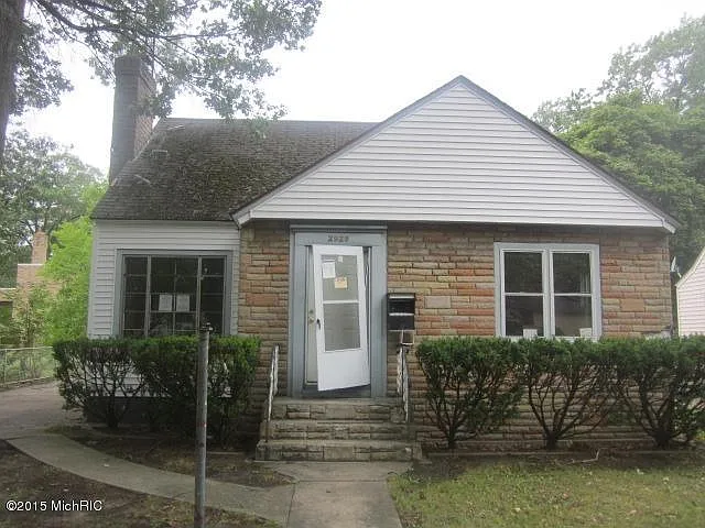 2929 Park St photo 1