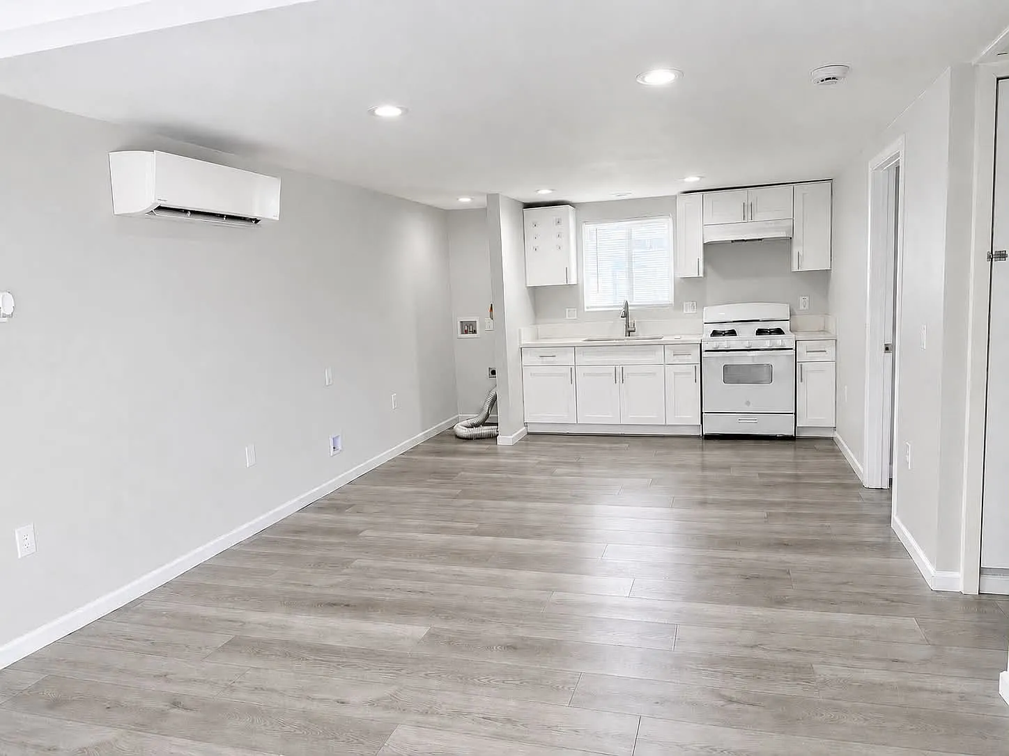 2 bed, 630 sqft, $2,100 — Photo 2