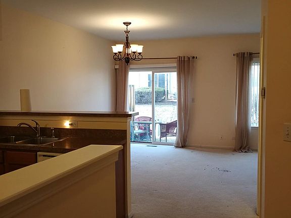 4th image of 984 Parkhill Cir