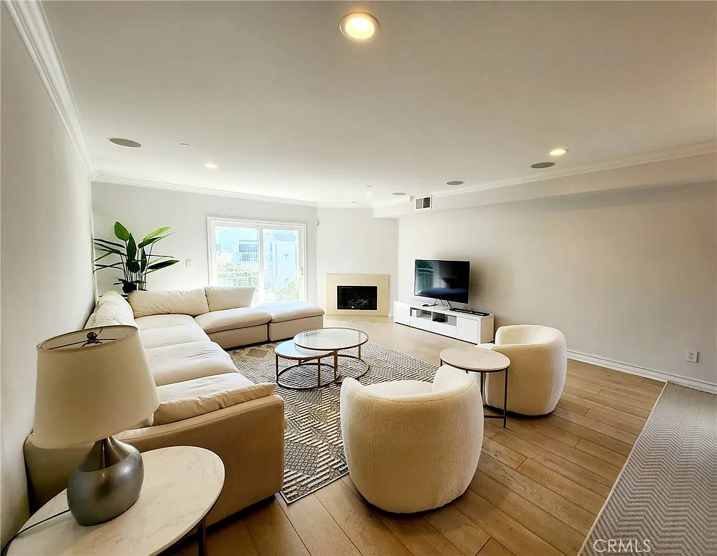 3 bed, 3.5 bath, 1714 sqft, $5,900 — Photo 3