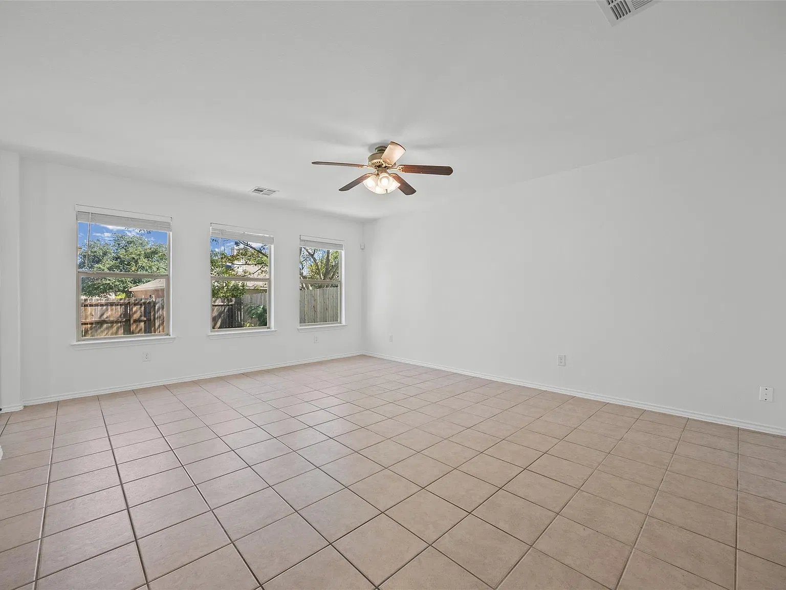 3 bed, 2.5 bath, 1707 sqft, $1,950 — Photo 4