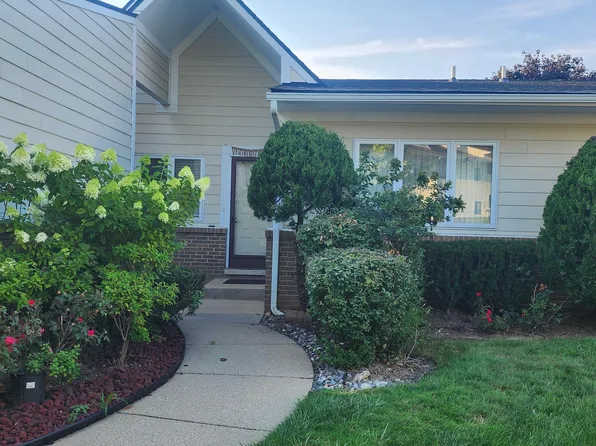 35274 Meadow Ln, Farmington, MI 48335