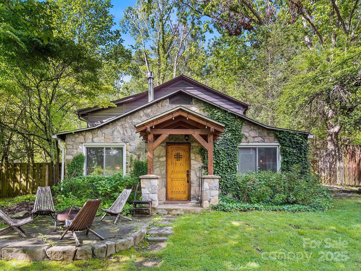 洋書 Mountain Houses 24 Iroquois St, Black Mountain, NC 28711 | Zillow