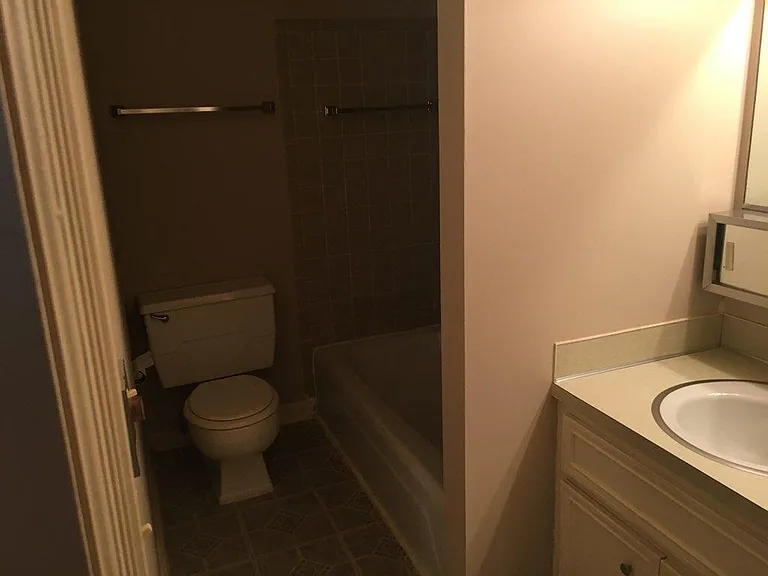 Hilltop Apartments — Photo 5