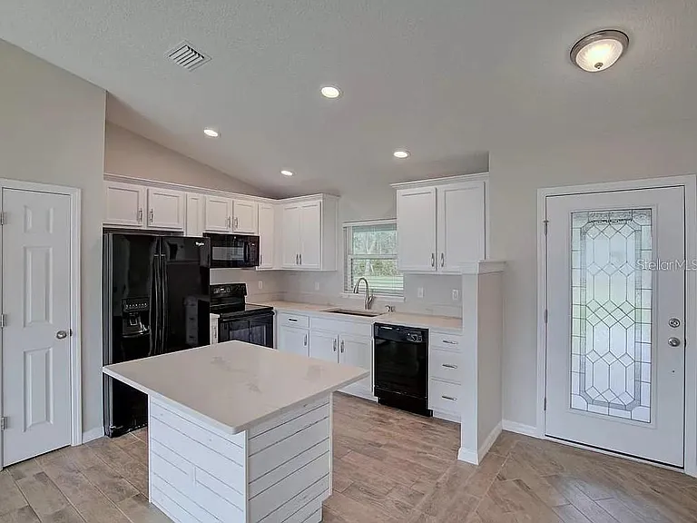 1037 Cass Ave — Photo 5