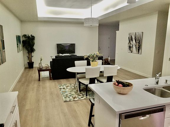 5th image of 601 E Glenpoint Ct
