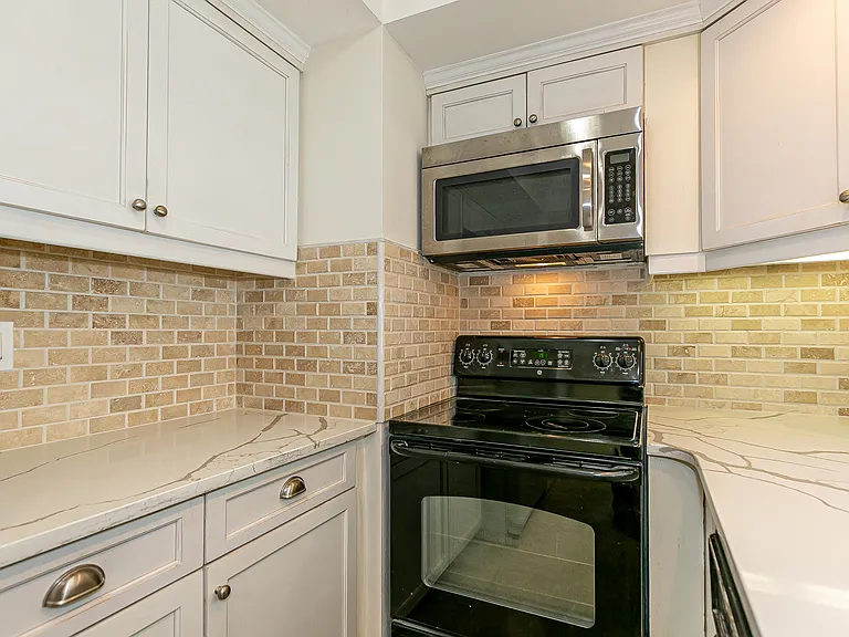 88 Cuttermill Rd #418 — Photo 13