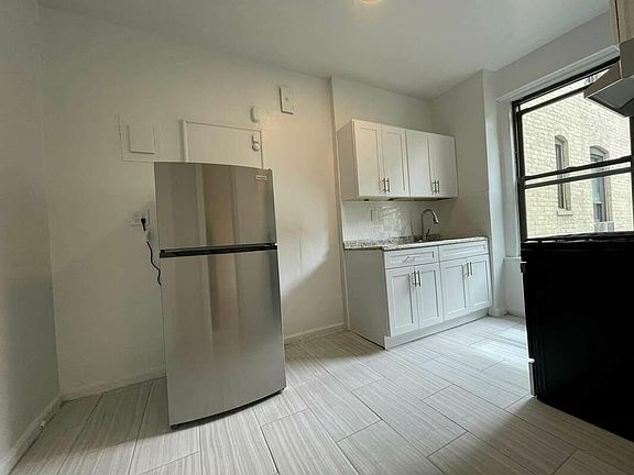 4th image of 3058 34th St #D4