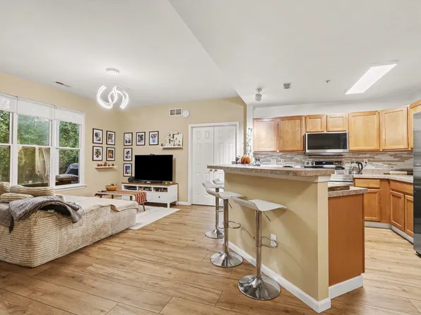 8181 Autumn Woods Trl, Ypsilanti, MI 48198