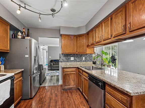 4th image of 495 Bel Aire Dr