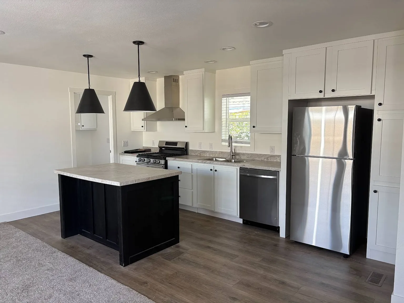 3 bed, 2.0 bath, 890 sqft, $1,800 — Photo 1