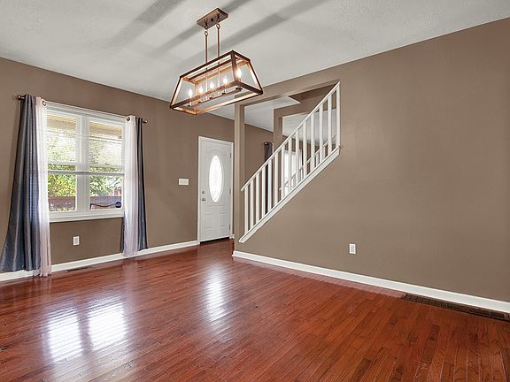 5th image of 626 Painter St