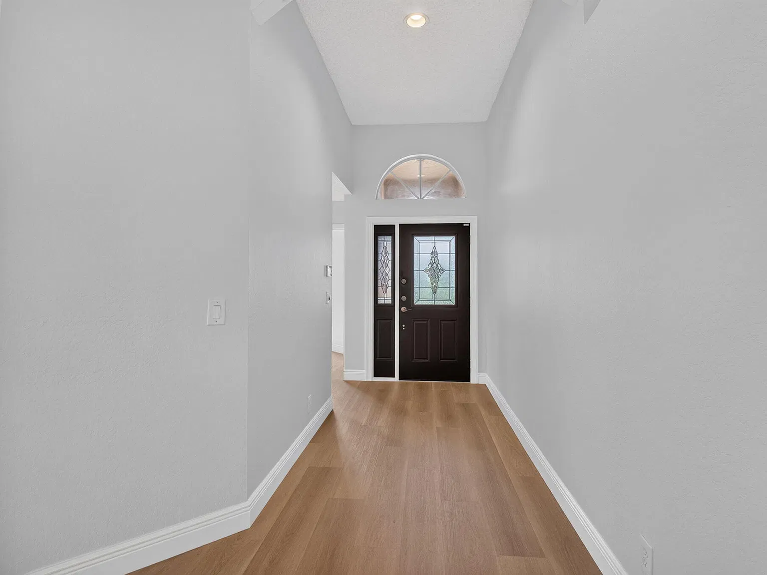 3 bed, 2.0 bath, 1864 sqft, $4,000 — Photo 2